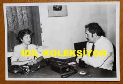 TÜRKİYE CUMHURİYETİ ESKİ BAŞBAKANI TANSU ÇİLLER'İN ORİJİNAL 3'LÜ FOTOĞRAF SETİ - 18 x 12 cm EBADINDA - TANSU ÇİLLER, DÜNYA GAZETESİ GENEL YAYIN YÖNETMENİ OSMAN SAFFET AROLAT'LA RÖPORTAJ YAPARKEN ÇEKİLMİŞ 3 FARKLI KARE. 18 HAZİRAN 1989