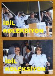 TÜRKİYE CUMHURİYETİ 9. CUMHURBAŞKANI SÜLEYMAN DEMİREL ve TÜRKİYE CUMHURİYETİ ESKİ BAŞBAKANI TANSU ÇİLLER'İN ORİJİNAL 2'Lİ FOTOĞRAF SETİ - 15 x 10 cm EBADINDA - SÜLEYMAN DEMİREL, TANSU ÇİLLER ve MURAT KARAYALÇIN, PROTOKOLDEKİ YERLERİNİ ALIP YAN YANA OTURARAK EFES 1994 TATBİKATINI İZLEDİKLERİ ANLARDA ÇEKİLMİŞ 2 FARKLI FOTOĞRAF... ÖZEL ARŞİV!