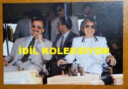 TÜRKİYE CUMHURİYETİ 9. CUMHURBAŞKANI SÜLEYMAN DEMİREL ve TÜRKİYE CUMHURİYETİ ESKİ BAŞBAKANI TANSU ÇİLLER'İN ORİJİNAL 2'Lİ FOTOĞRAF SETİ - 15 x 10 cm EBADINDA - SÜLEYMAN DEMİREL, TANSU ÇİLLER ve MURAT KARAYALÇIN, PROTOKOLDEKİ YERLERİNİ ALIP YAN YANA OTURARAK EFES 1994 TATBİKATINI İZLEDİKLERİ ANLARDA ÇEKİLMİŞ 2 FARKLI FOTOĞRAF... ÖZEL ARŞİV!