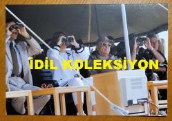 TÜRKİYE CUMHURİYETİ 9. CUMHURBAŞKANI SÜLEYMAN DEMİREL ve TÜRKİYE CUMHURİYETİ ESKİ BAŞBAKANI TANSU ÇİLLER'İN ORİJİNAL 2'Lİ FOTOĞRAF SETİ - 15 x 10 cm EBADINDA - SÜLEYMAN DEMİREL, TANSU ÇİLLER ve MURAT KARAYALÇIN, PROTOKOLDEKİ YERLERİNİ ALIP YAN YANA OTURARAK EFES 1994 TATBİKATINI İZLEDİKLERİ ANLARDA ÇEKİLMİŞ 2 FARKLI FOTOĞRAF... ÖZEL ARŞİV!