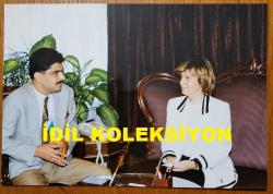 TÜRKİYE CUMHURİYETİ ESKİ BAŞBAKANI TANSU ÇİLLER'İN ORİJİNAL FOTOĞRAFI ve HABER METNİ SAYFASI. 2'Lİ SET -  FOTOĞRAF 12,5 x 9 cm EBADINDA, HABER METNİ SAYFASI A4 EBATLIDIR - TANSU ÇİLLER, ANADOLU GAZETECİLER CEMİYETİ BAŞKANI AYDIN KARAÇAY İLE KARŞILIKLI OTURUP KONUŞURKEN ÇEKİLMİŞ NET KALİTEDE BİR FOTOĞRAF + ''EUROPA GAZETTE''DEN ''ÇİLLERDEN BASIN'A DESTEK SÖZÜ'' BAŞLIKLI HABER METNİ SAYFASI. 1996. ÖZEL ARŞİV!