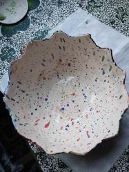 Seramikten sırlanmış renkli saksı