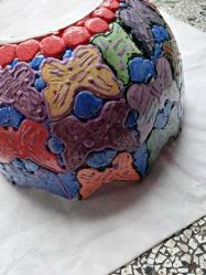 Seramikten sırlanmış renkli saksı