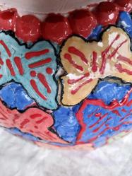 Seramikten sırlanmış renkli saksı