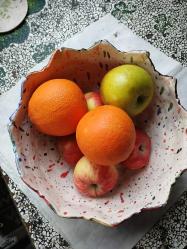 Seramikten sırlanmış renkli saksı