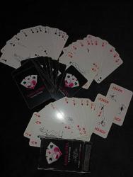 Kama Sutra Oyun Kartları – Farklı ve Eğlenceli!  Sıradan iskambil destesi değil  Toplam 54 özel tasarım kart Her kartta farklı konsept çizimler var.  Sevgiline sürpriz yapmak için  Arkadaş ortamında eğlenceli bir hediye olarak Bekarlığa veda / yıl dönümü gibi özel günlerde kullanmalık  Standart iskambil boyutunda  Kutulu ve taşınabilir Temiz ve sorunsuz durumda