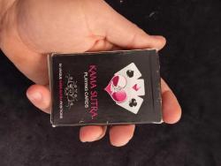 Kama Sutra Oyun Kartları – Farklı ve Eğlenceli!  Sıradan iskambil destesi değil  Toplam 54 özel tasarım kart Her kartta farklı konsept çizimler var.  Sevgiline sürpriz yapmak için  Arkadaş ortamında eğlenceli bir hediye olarak Bekarlığa veda / yıl dönümü gibi özel günlerde kullanmalık  Standart iskambil boyutunda  Kutulu ve taşınabilir Temiz ve sorunsuz durumda