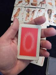 VINTAGE PIN-UP TEMALI İSKAMBİL DESTESİ Özel tasarım, pin-up konseptli iskambil kartı destesi. Tüm kartlar eksiksizdir (52 kart +3 jokerler).  Durum: iyi ve tam deste Tasarım: Koleksiyonluk, retro pin-up baskı  Kutu: plastik alt kısmı Mevcut  Kartlarda geneli iyi durumda bir ikisinde az yıpranma var Koleksiyon yapanlar ve özel tasarım deste arayanlar için uygundur.