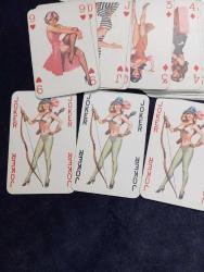 VINTAGE PIN-UP TEMALI İSKAMBİL DESTESİ Özel tasarım, pin-up konseptli iskambil kartı destesi. Tüm kartlar eksiksizdir (52 kart +3 jokerler).  Durum: iyi ve tam deste Tasarım: Koleksiyonluk, retro pin-up baskı  Kutu: plastik alt kısmı Mevcut  Kartlarda geneli iyi durumda bir ikisinde az yıpranma var Koleksiyon yapanlar ve özel tasarım deste arayanlar için uygundur.