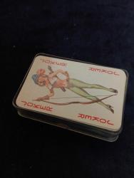 VINTAGE PIN-UP TEMALI İSKAMBİL DESTESİ Özel tasarım, pin-up konseptli iskambil kartı destesi. Tüm kartlar eksiksizdir (52 kart +3 jokerler).  Durum: iyi ve tam deste Tasarım: Koleksiyonluk, retro pin-up baskı  Kutu: plastik alt kısmı Mevcut  Kartlarda geneli iyi durumda bir ikisinde az yıpranma var Koleksiyon yapanlar ve özel tasarım deste arayanlar için uygundur.