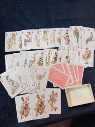 VINTAGE PIN-UP TEMALI İSKAMBİL DESTESİ Özel tasarım, pin-up konseptli iskambil kartı destesi. MACA VALE EKSİK (51 kart +3 jokerler).   Tasarım: Koleksiyonluk, retro pin-up baskı  Kutu: plastik alt kısmı Mevcut  Kartlarda geneli iyi durumda bir ikisinde az yıpranma var Koleksiyon yapanlar ve özel tasarım deste arayanlar için uygundur.