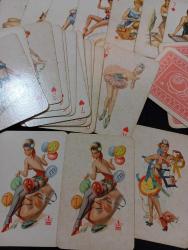 VINTAGE PIN-UP TEMALI İSKAMBİL DESTESİ Özel tasarım, pin-up konseptli iskambil kartı destesi. MACA VALE EKSİK (51 kart +3 jokerler).   Tasarım: Koleksiyonluk, retro pin-up baskı  Kutu: plastik alt kısmı Mevcut  Kartlarda geneli iyi durumda bir ikisinde az yıpranma var Koleksiyon yapanlar ve özel tasarım deste arayanlar için uygundur.