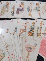 VINTAGE PIN-UP TEMALI İSKAMBİL DESTESİ Özel tasarım, pin-up konseptli iskambil kartı destesi. MACA VALE EKSİK (51 kart +3 jokerler).   Tasarım: Koleksiyonluk, retro pin-up baskı  Kutu: plastik alt kısmı Mevcut  Kartlarda geneli iyi durumda bir ikisinde az yıpranma var Koleksiyon yapanlar ve özel tasarım deste arayanlar için uygundur.