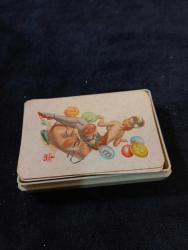 VINTAGE PIN-UP TEMALI İSKAMBİL DESTESİ Özel tasarım, pin-up konseptli iskambil kartı destesi. MACA VALE EKSİK (51 kart +3 jokerler).   Tasarım: Koleksiyonluk, retro pin-up baskı  Kutu: plastik alt kısmı Mevcut  Kartlarda geneli iyi durumda bir ikisinde az yıpranma var Koleksiyon yapanlar ve özel tasarım deste arayanlar için uygundur.