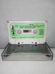 Kaset Fatoş seni nasıl özledim görünce deli gibi Dünya handır Tanrım beni Baştan yarat Kara vicdanlı ormancı... Orijinal. Minareci 3081 Alman baskı. Kartoneti yok. Kaset sorunsuz çalışıyor