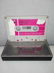 Kaset  Ahmet Kaya yorgun demokrat. Orijinal. Türküola 2233 Alman baskı. Kartoneti yok. Sorunsuz çalışıyor.