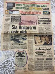 TERCÜMAN GAZETESİ - DOĞUM GÜNÜ HEDİYESİ (TURKISH NEWSPAPPER) - 5 OCAK 1984 - SADECE TEK YAPRAKTIR -Turgut Özal-Halefoglu-Vahap Munyar-Nazlı Ilıcak-Ahmet Kabaklı-Rauf Tamer-İsmail Pirim-Sis Ankarayı esir aldı-Renkli televizyon ve video almak için son fırsat-120 metrekareye kadar inşaatlardan harç alınmayacak-Altından kaçış başladı-Faiz altının yolunu kesti-Bahçesaray 7 aylık kış uykusuna yattı-Hava ve karayolu ulaşımı durdu-İlk ve ortaokullar bir gün tatil edildi-Havadaki zehirli maddeler endişe yarattı-Yabancı sigara 500 liradan satılacak-Doğru Yol Ankara da 72 kişi daha katıldı-Büyük kongre ve mahalli seçimler-Telefon değişikliği-Türkiye Şişe ve Cam Fabrikaları AŞ-Görüşler Düşünceler-Kalkınmayı derinleştirmek gerek-Birkaç çizgi-Gün Işığında-İşte 5 milyon numaralı bilet sahibi kazanan numaralar