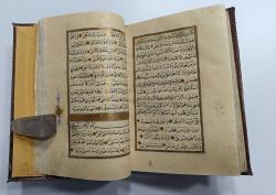 18.YÜZYIL OSMANLI İMPARATORLUĞU DÖNEMİ EL YAZMA (KETEBE: SEYYİD HALİL VEHBİ EFENDİ HİCRİ 1265 / MİLÂDİ 1849 TARİHLİ) ALTIN ÇERÇEVELİ TEZHİPLİ VE TEYZİNLİ KURAN-I KERİM 17 CM X 22 CM ÖLÇÜLERİNDE