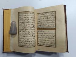 18.YÜZYIL OSMANLI İMPARATORLUĞU DÖNEMİ EL YAZMA (KETEBE: SEYYİD HALİL VEHBİ EFENDİ HİCRİ 1265 / MİLÂDİ 1849 TARİHLİ) ALTIN ÇERÇEVELİ TEZHİPLİ VE TEYZİNLİ KURAN-I KERİM 17 CM X 22 CM ÖLÇÜLERİNDE