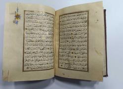 18.YÜZYIL OSMANLI İMPARATORLUĞU DÖNEMİ EL YAZMA (KETEBE: SEYYİD HALİL VEHBİ EFENDİ HİCRİ 1265 / MİLÂDİ 1849 TARİHLİ) ALTIN ÇERÇEVELİ TEZHİPLİ VE TEYZİNLİ KURAN-I KERİM 17 CM X 22 CM ÖLÇÜLERİNDE