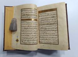 18.YÜZYIL OSMANLI İMPARATORLUĞU DÖNEMİ EL YAZMA (KETEBE: SEYYİD HALİL VEHBİ EFENDİ HİCRİ 1265 / MİLÂDİ 1849 TARİHLİ) ALTIN ÇERÇEVELİ TEZHİPLİ VE TEYZİNLİ KURAN-I KERİM 17 CM X 22 CM ÖLÇÜLERİNDE