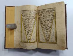 18.YÜZYIL OSMANLI İMPARATORLUĞU DÖNEMİ EL YAZMA (KETEBE: SEYYİD HALİL VEHBİ EFENDİ HİCRİ 1265 / MİLÂDİ 1849 TARİHLİ) ALTIN ÇERÇEVELİ TEZHİPLİ VE TEYZİNLİ KURAN-I KERİM 17 CM X 22 CM ÖLÇÜLERİNDE