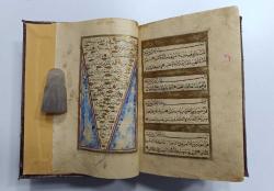 18.YÜZYIL OSMANLI İMPARATORLUĞU DÖNEMİ EL YAZMA (KETEBE: SEYYİD HALİL VEHBİ EFENDİ HİCRİ 1265 / MİLÂDİ 1849 TARİHLİ) ALTIN ÇERÇEVELİ TEZHİPLİ VE TEYZİNLİ KURAN-I KERİM 17 CM X 22 CM ÖLÇÜLERİNDE