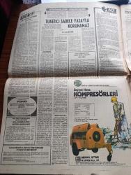 Milliyet Gazetesi - Turkish Newspaper - 19 Şubat 1982 - Bir çözüm mü yazan Mehmet Barlas Başmakale - Kızıl tugaylar Bodrum'a komşu bir adada eğitiliyor - sıkıyönetim komutanlığına bugüne kadar 188 işkence iddiası geldi çoğu asılsız çıktı - Mamak cezaevinde Hikmet Müftüoğlu Canan Öztürkçü Ayşe Pekdemir Nur Yorgancıoğlu ve Leyla Köseoğlu basın toplantısı yaptı Fotoğrafı - MHP davasında Ömer Tanlak tahliye edildi - 80 TİP yöneticisi için 36 yıla kadar hapis istendi - kapalı olan Beyrut Türk merkezinde patlama oldu - halkın mücahitleri İran'da yönetimi genel grevle devirmeye hazırlanıyor - THY 4 Boeing 727 alacak - Abdülcanbaz çizen Turhan Selçuk - olmaz olsun filmi başrolde Ferdi Tayfur Necla Nazır Beyoğlu Lale Kadıköy Reks sinemasında - Hacı olan Cemal Kamacı boks bütün dünyada yasaklanmalı dedi Fotoğrafı - Fenerbahçe kulübü başkanı Ali Şen Bayülgen ve Bulgurlu kendilerini kulübün sahibi sanıyorlar dedi Fotoğrafı - Cosmos'ta teknik direktörlük Yasin Özdenak'a teklif edildi