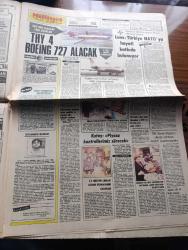 Milliyet Gazetesi - Turkish Newspaper - 19 Şubat 1982 - Bir çözüm mü yazan Mehmet Barlas Başmakale - Kızıl tugaylar Bodrum'a komşu bir adada eğitiliyor - sıkıyönetim komutanlığına bugüne kadar 188 işkence iddiası geldi çoğu asılsız çıktı - Mamak cezaevinde Hikmet Müftüoğlu Canan Öztürkçü Ayşe Pekdemir Nur Yorgancıoğlu ve Leyla Köseoğlu basın toplantısı yaptı Fotoğrafı - MHP davasında Ömer Tanlak tahliye edildi - 80 TİP yöneticisi için 36 yıla kadar hapis istendi - kapalı olan Beyrut Türk merkezinde patlama oldu - halkın mücahitleri İran'da yönetimi genel grevle devirmeye hazırlanıyor - THY 4 Boeing 727 alacak - Abdülcanbaz çizen Turhan Selçuk - olmaz olsun filmi başrolde Ferdi Tayfur Necla Nazır Beyoğlu Lale Kadıköy Reks sinemasında - Hacı olan Cemal Kamacı boks bütün dünyada yasaklanmalı dedi Fotoğrafı - Fenerbahçe kulübü başkanı Ali Şen Bayülgen ve Bulgurlu kendilerini kulübün sahibi sanıyorlar dedi Fotoğrafı - Cosmos'ta teknik direktörlük Yasin Özdenak'a teklif edildi