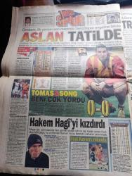 Hürriyet Gazetesi - Turkish Newspaper - 18 Aralık 2004 - başardık Türkiye Avrupa Birliği ile müzakere tarihini aldı  Fotoğrafı - Recep Tayyip Erdoğan her şeyi alamadık ama istediğimiz oldu dedi - Borsadan tüm zamanların rekoru - çılgın şarkıcı Katrina Jane Garside Yeni Melek'te Fotoğrafı - Vakko tam sayfa reklam - yaşadıkça göreceğiz yazan Emin Çölaşan - yerini bulan Recep Tayyip Erdoğan yerdeki Türk bayrağını kaldırdı Fotoğrafı - Fransa cumhurbaşkanı Chirac Ermeni trajedisi kabul edilmeli - Yörük seni terk ediyorum resti çeken Recep Tayyip Erdoğan'ı 4 lider geri çevirdi - Abdullah Gül'den Recep Tayyip Erdoğan'a uyarı - Erdoğan sayesinde her şey çok güzel oldu yazan Fatih Altaylı - Türkiye'nin dışlanması Usame Bin Ladin'in zaferi olur - ABD'nin istemediği Annan'a Avrupa'dan sevgi gösterisi - Mehmet Ağar savaşta aldığımız masada verilmez - musul'da 4 Türk görevli şehit - Fenerbahçe UEFA kupası'nda Real Zaragoza ile eşleşti -Galatasaray Denizlispor maçını rakip taraftarlar beraber izledi