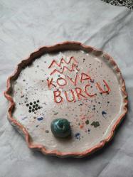 Seramikten kova burcu simgeli tütsülük yada dekoratif tabak