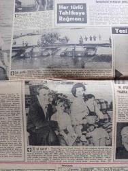 Hürriyet Gazetesi - Turkish Newspaper - 23 Ekim 1962 - mühlet bitti doğunun 1 numaralı şakisi Koçero Bir binbaşı ile görüştü Fotoğrafı - Siirt Jandarma kumandanı binbaşı Cemal Çapan Koçero ile Süphan Dağı'nın bir yerinde konuşuyor Fotoğrafı - Koçero'nun kravatı bile var Fotoğrafı - Amerika Küba'yı abluka altına aldı - Maliye bakanı Ferit Melen artacak vergileri Dün açıkladı - üniversite ve yüksek okula giremeyen gençler okuduk da ne olduk koçero olmak isteriz pankartı ile yürüyüş yaptı Fotoğrafı - Kızıl Çin ordusu dalgalar halinde Hindistan'a iniyor - Spor Toto'da 13 Maçı 14 kişi bildi - İstanbul'da sinema tiyatro programı - aşk ve macera romanı Bu Hayat Bizim çizen Faruk Geç -  Burç Falınız - şarkıcı Kız filminde Efkan Efekan Ahmet Tarık Tekçe Lübnanlı Yıldız Maha oynuyor 23 Ekim'den itibaren Beyoğlu Saray sinemasında - İtalyan artisti Marcella Calapiare denizin ve güneşin tadını çıkarttı fotoğraf - aktüel ansiklopedisi - İki ayda 300 bin lira kazanan harika kız Brigitte Franke
