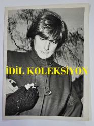 PRENSES DIANA'NIN ORİJİNAL FOTOĞRAFI - ORIGINAL PHOTOGRAPH OF PRINCESS DIANA - 20 x 15 cm EBADINDA - PAZAR GÜNÜ (22.02.1981) HAVA O KADAR SOĞUK VE KASVETLİYDİ Kİ, İNSAN GAZETESİNİN EVE TESLİM EDİLMESİNİ İSTERDİ. BUNUN YERİNE, LEYDİ DİANA SPENCER SIKICA GİYİNİP, YAKASINI DONDURUCU RÜZGARA KARŞI KALDIRARAK GAZETE BAYİSİNE DOĞRU HIZLI BİR YOLCULUĞA ÇIKMAK ZORUNDA KALDI. ŞUBAT 1981. - (IT WAS THE SORT OF BITTER, BLEAK WEATHER, ON SUNDAY (22.2.1981) THAT MAKES A GIRL WISH SHE HAD HER NEWSPAPER DELIVERED. INSTEAD, LADY DIANA SPENCER HAD TO WRAP UP SNUGLY, TURN HER COLLAR AGAINST THE BITING WIND AND BRAVE A BRISK FORAY TO THE NEWSAGENTS. FEBRUARY 1981.) - ÖZEL ARŞİV