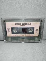Kaset Cengiz Kurtoğlu Unutulan albümü. Orijinal dönem Kağıt Baskı kartoneti yok, baştan sona sorunsuz çalışıyor