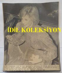 PRENSES DIANA'NIN ORİJİNAL HABER AJANSI BASIM FOTOĞRAFI - NEWS AGENCY PHOTO OF PRINCESS DIANA - 23 x 18,5 cm EBADINDA - İNGİLTERE PRENSESİ GALLER, BU AKŞAM LONDRA'DAKİ GROCERS HALL'A GELDİ VE BURADA GROCERS ŞİRKETİ'NİN YÖNETİCİLERİ VE MÜTEVELLİ HEYETİ TARAFINDAN VERİLEN BİR RESEPSİYONA KATILDI. - (BRITAIN'S PRINCESS OF WALES ARRIVES AT GROCERS HALL, LONDON, TONIGHT WHERE SHE ATTENDED A RECEPTION GIVEN BY THE MASTER AND WARDENS OF THE GROCERS COMPANY.)