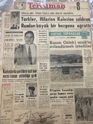 TERCÜMAN GAZETESİ - DOĞUM GÜNÜ HEDİYESİ (TURKISH NEWSPAPPER) - 2 MAYIS 1964 - SADECE TEK YAPRAKTIR -LÜTFÜ AKDOĞAN-Kasım Gülek-William Saroyan-Sezen CUMHUR-Ahmet KABAKLI-Mazhar KUNT-Murat SERTOĞLU-M.N.S.-Atina’ya göre Türkiye Kıbrıs’a yarın çıkarma yapacakmış-Türkler Hilarion Kalesine saldıran Rumları büyük bir bozguna uğrattı-Gyani bu madalyayı Makarios’a taksın-Radyolarda partilere eşit hak veren kanun yürürlüğe girdi-Kutsal Topraklar-Kasım Gülek’i uçakta evlendirmek istediler-Almanya’ya 125 milyon liralık silah sattık-18 Rum okulunun muadeli kaldırıldı-Kitaptan kazandığı parayı kumara veren meşhur romancı geldi-Montaj Sanayii Talimatı büyük boşluk dolduruyor-İktisat Dünyası Planlama uzmanları ile toplantı yapılıyor-Suni gübre kredisi 300 milyon çıkarıldı-Günün Olayları-Gümrük Vergisi-Macaristan ticari anlaşma-Altın Fiyatları-3 Sual 3 Cevap-Atatürk’ün Fedaisi Topal Osman-Türkler Derneğinin Konferansı-Haydarpaşa Lisesinin-Saadet Rüyası-Silah Kanunu-Teodora-Bizans’ın aşk ilahesi imparat