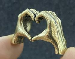 Pirinç Kalp El Figürü – Dekoratif Mini Biblo