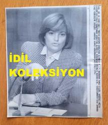 TÜRKİYE CUMHURİYETİ ESKİ BAŞBAKANI TANSU ÇİLLER'İN AJANS-BASIN FOTOĞRAFI (KAĞIT BASKI) - 19 x 16 cm EBADINDA - TANSU ÇİLLER, GAZETECİ METİN GÖKTEPE CİNAYETİYLE İLGİLİ SORUŞTURMANIN KISA ZAMANDA TAMAMLANACAĞINI SÖYLERKEN... 1996