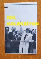 TÜRKİYE CUMHURİYETİ ESKİ BAŞBAKANI TANSU ÇİLLER'İN AJANS-BASIN FOTOĞRAFI (KAĞIT BASKI) - 14 x 9 cm EBADINDA - TANSU ÇİLLER HALKI SELAMLARKEN