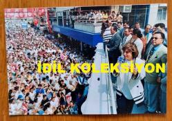 TÜRKİYE CUMHURİYETİ ESKİ BAŞBAKANI TANSU ÇİLLER'İN ORİJİNAL 2'Lİ FOTOĞRAF SETİ - 12,5 x 8,5 cm EBADINDA - TANSU ÇİLLER'İN 1997'DEKİ EGE GEZİSİ YAPTIĞI SÜREÇTE BODRUM'DA ELİNDE ''CANSES'' MİKROFONUYLA HALKA YAPTIĞI KONUŞMA ANLARINDA ÇEKİLMİŞ NET KALİTEDE 2 FARKLI FOTOĞRAF... ÖZEL ARŞİV!