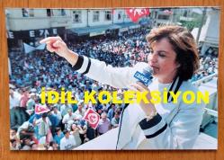 TÜRKİYE CUMHURİYETİ ESKİ BAŞBAKANI TANSU ÇİLLER'İN ORİJİNAL 2'Lİ FOTOĞRAF SETİ - 12,5 x 8,5 cm EBADINDA - TANSU ÇİLLER'İN 1997'DEKİ EGE GEZİSİ YAPTIĞI SÜREÇTE BODRUM'DA ELİNDE ''CANSES'' MİKROFONUYLA HALKA YAPTIĞI KONUŞMA ANLARINDA ÇEKİLMİŞ NET KALİTEDE 2 FARKLI FOTOĞRAF... ÖZEL ARŞİV!