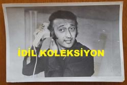 ÖMÜR GÖKSEL'İN ORİJİNAL FOTOĞRAFI - 18 x 12 cm EBADINDA - ÖMÜR GÖKSEL, STÜDYOYA ISLAK SAÇLARIYLA GELİP SAÇ KURUTMA MAKİNESİYLE SAÇLARINI KURUTURKEN ÇEKİLMİŞ BİR KARE.