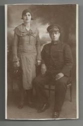 ARKASI OSMANLICA YAZILI OTURAN SUBAY VE DEĞERLİ EŞİNİN FOTOĞRAFI...