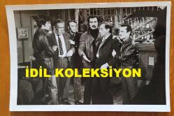 ÖMÜR GÖKSEL'İN ORİJİNAL FOTOĞRAFI - 18 x 12 cm EBADINDA - ÖMÜR GÖKSEL ''NEW YORKLU KIZ (1971)'' ADLI YEŞİLÇAM FİLMİNDE HULUSİ KENTMEN, FİKRET HAKAN, FERİDUN KARAKAYA, AYTAÇ ARMAN ve MUAMMER KARACA İLE AYNI KAREDEYKEN ÇEKİLMİŞ NET KALİTEDE BİR FOTOĞRAF