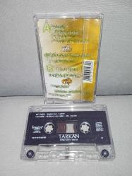 Kaset Tarkan ölürüm sana albümü. Orijinal. Kartonet bir yerinden bantlı, eksiği yok. kaset sorunsuz çalışıyor