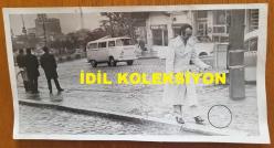 ÖMÜR GÖKSEL'İN ORİJİNAL FOTOĞRAFI - 24 x 12,5 cm EBADINDA - ÖMÜR GÖKSEL SOKAKTA YÜRÜRKEN ÇEKİLMİŞ BİR FOTOĞRAF