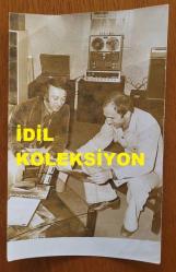 ÖMÜR GÖKSEL'İN ORİJİNAL FOTOĞRAFI - 20 x 12,5 cm EBADINDA - ÖMÜR GÖKSEL KENDİSİNİ STÜDYODA ZİYARET EDEN ÇİLLİ MEHMET LAKAPLI GALATASARAY FUTBOLCUSU MEHMET ÖZGÜL'LE OTURUP SOHBET EDERKEN ÇEKİLMİŞ BİR KARE