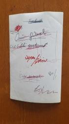 ÖMÜR GÖKSEL'İN ORİJİNAL FOTOĞRAFI - 20 x 12,5 cm EBADINDA - ÖMÜR GÖKSEL KENDİSİNİ STÜDYODA ZİYARET EDEN ÇİLLİ MEHMET LAKAPLI GALATASARAY FUTBOLCUSU MEHMET ÖZGÜL'LE OTURUP SOHBET EDERKEN ÇEKİLMİŞ BİR KARE