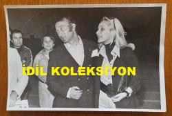 ÖMÜR GÖKSEL'İN ORİJİNAL FOTOĞRAFI - 18 x 12 cm EBADINDA - ÖMÜR GÖKSEL, EŞİ HÜLYA GÖKSEL İLE AYNI KAREDE