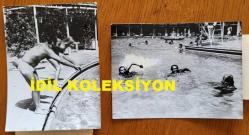 ÖMÜR GÖKSEL'İN ORİJİNAL 2'Lİ FOTOĞRAF SETİ - 12 x 9 cm EBADINDA - ÖMÜR GÖKSEL, EŞİ HÜLYA GÖKSEL İLE YÜZME HAVUZUNA ATLARKEN ve YÜZERKEN ÇEKİLMİŞ 2 FARKLI KARE